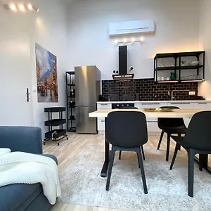 Apartment Stilvolle Dachgeschosswohnungen Mit Balkon In Innenstadt Naehe