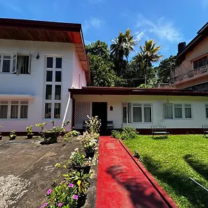 No 06 Veediya Bandara Lane Bahirawakanda Casa rural Kandy